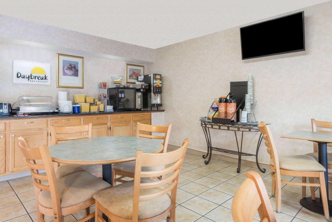 Days Inn By Wyndham Lenox Ma Esterno foto