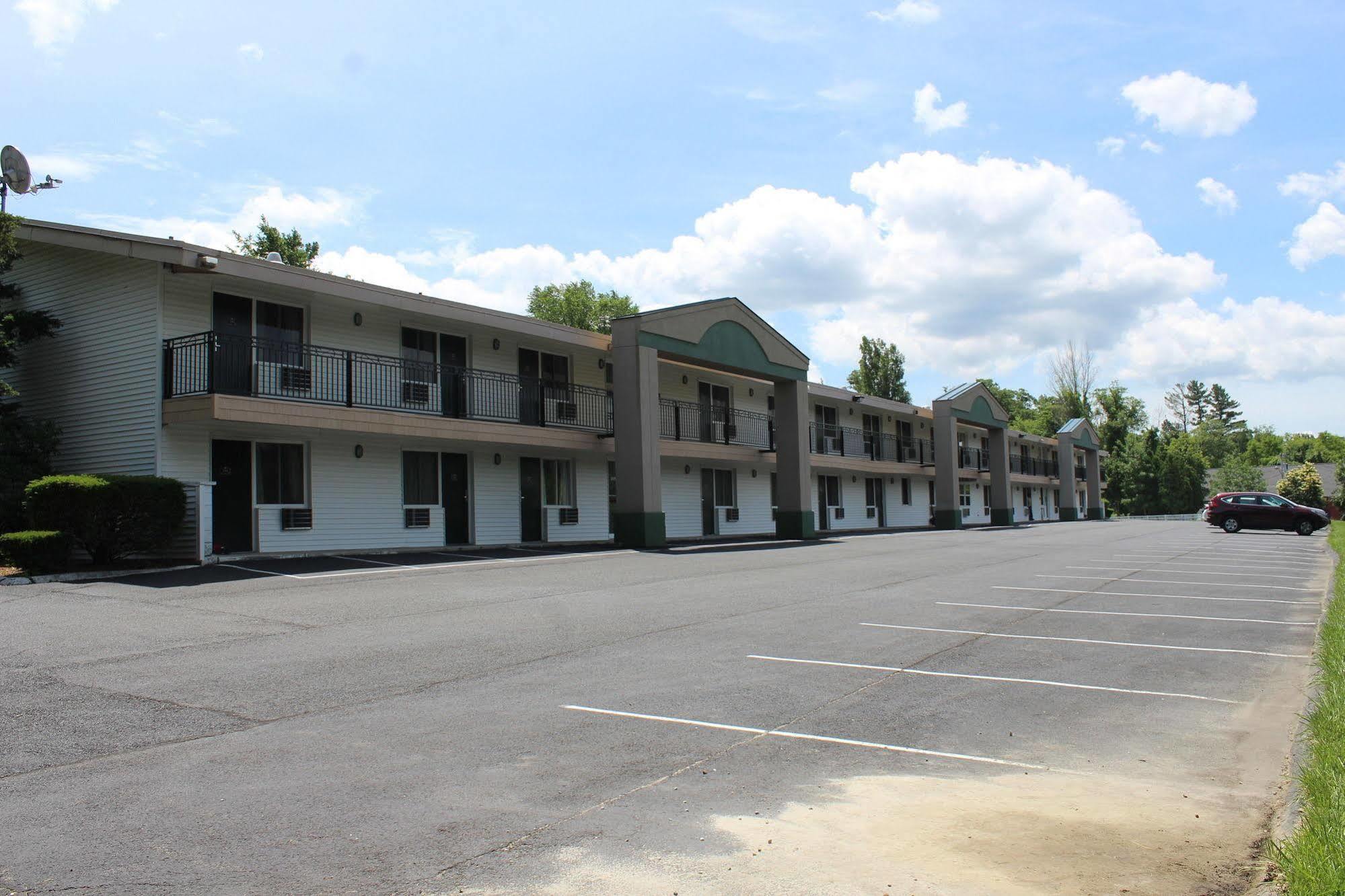 Days Inn By Wyndham Lenox Ma Esterno foto