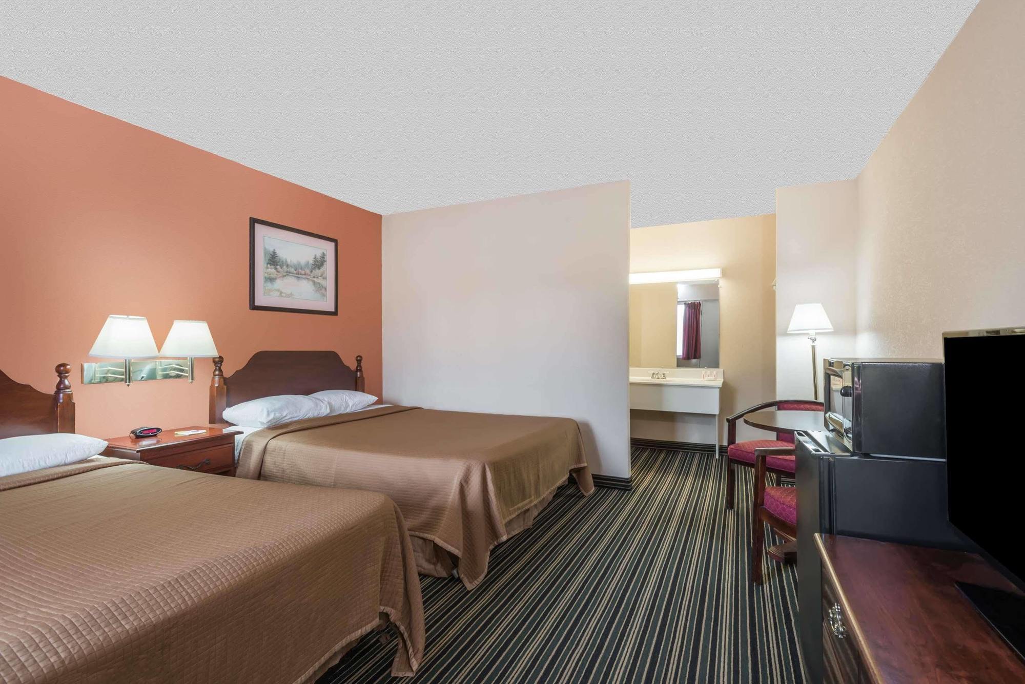 Days Inn By Wyndham Lenox Ma Esterno foto