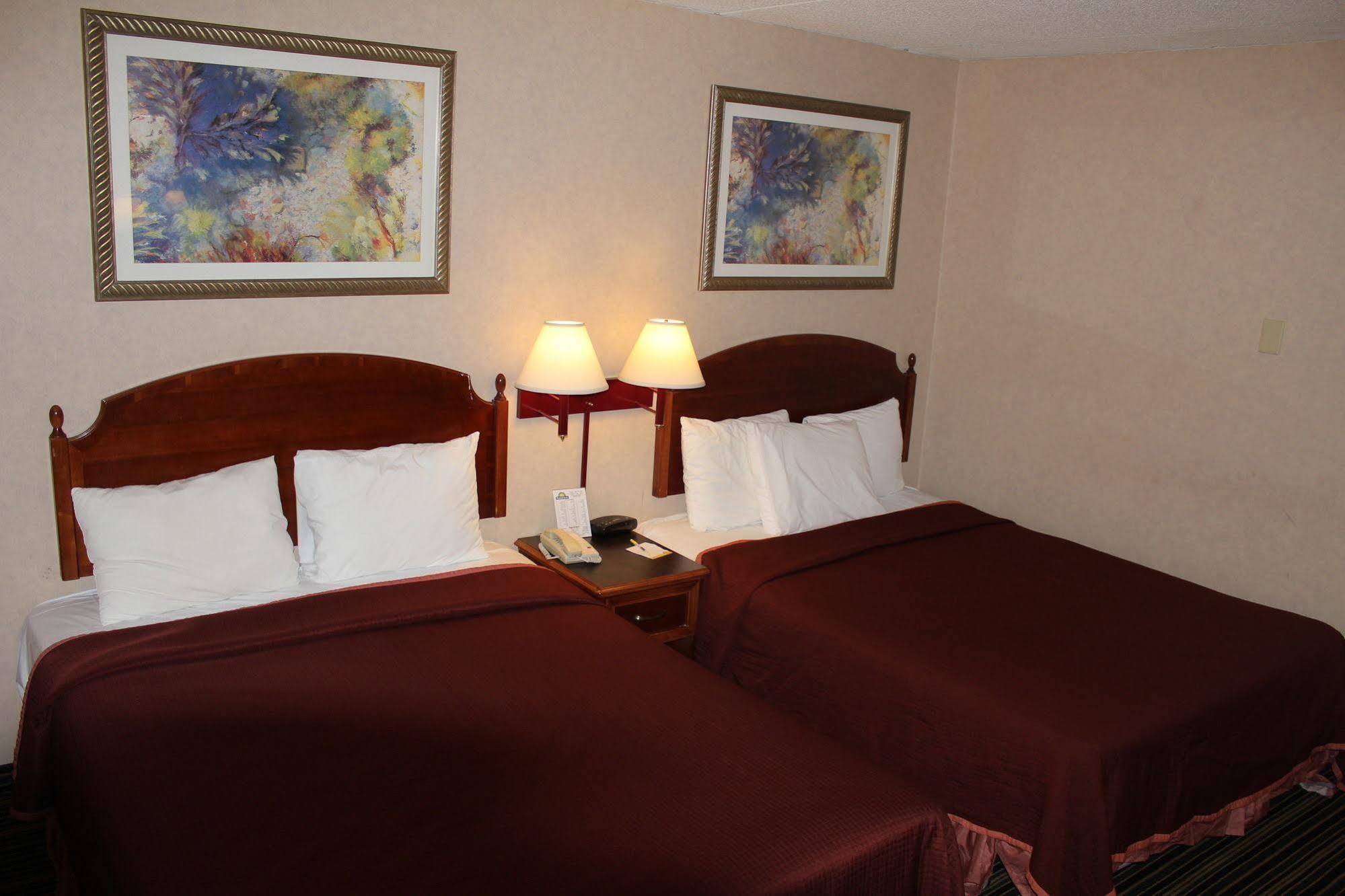 Days Inn By Wyndham Lenox Ma Esterno foto