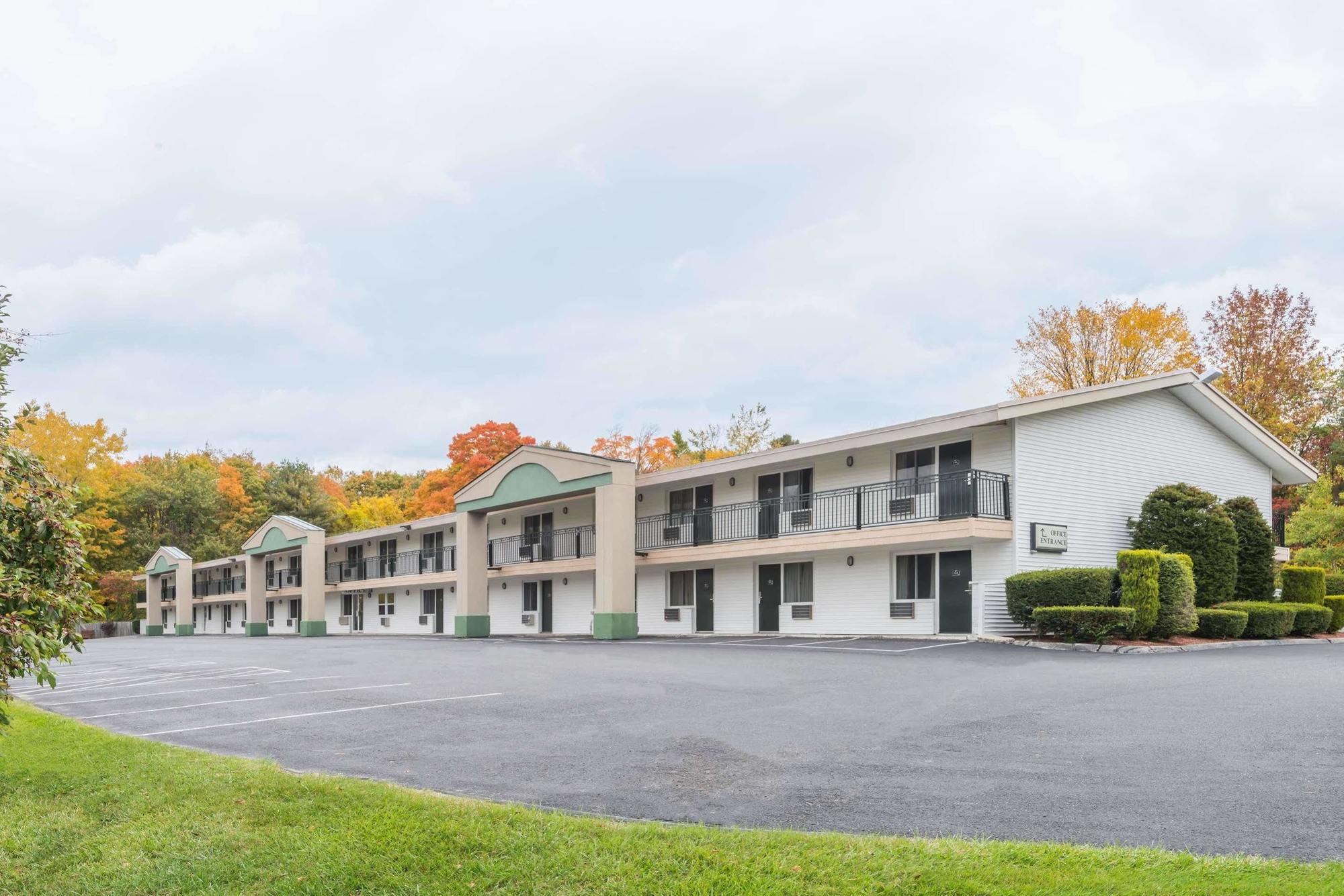Days Inn By Wyndham Lenox Ma Esterno foto