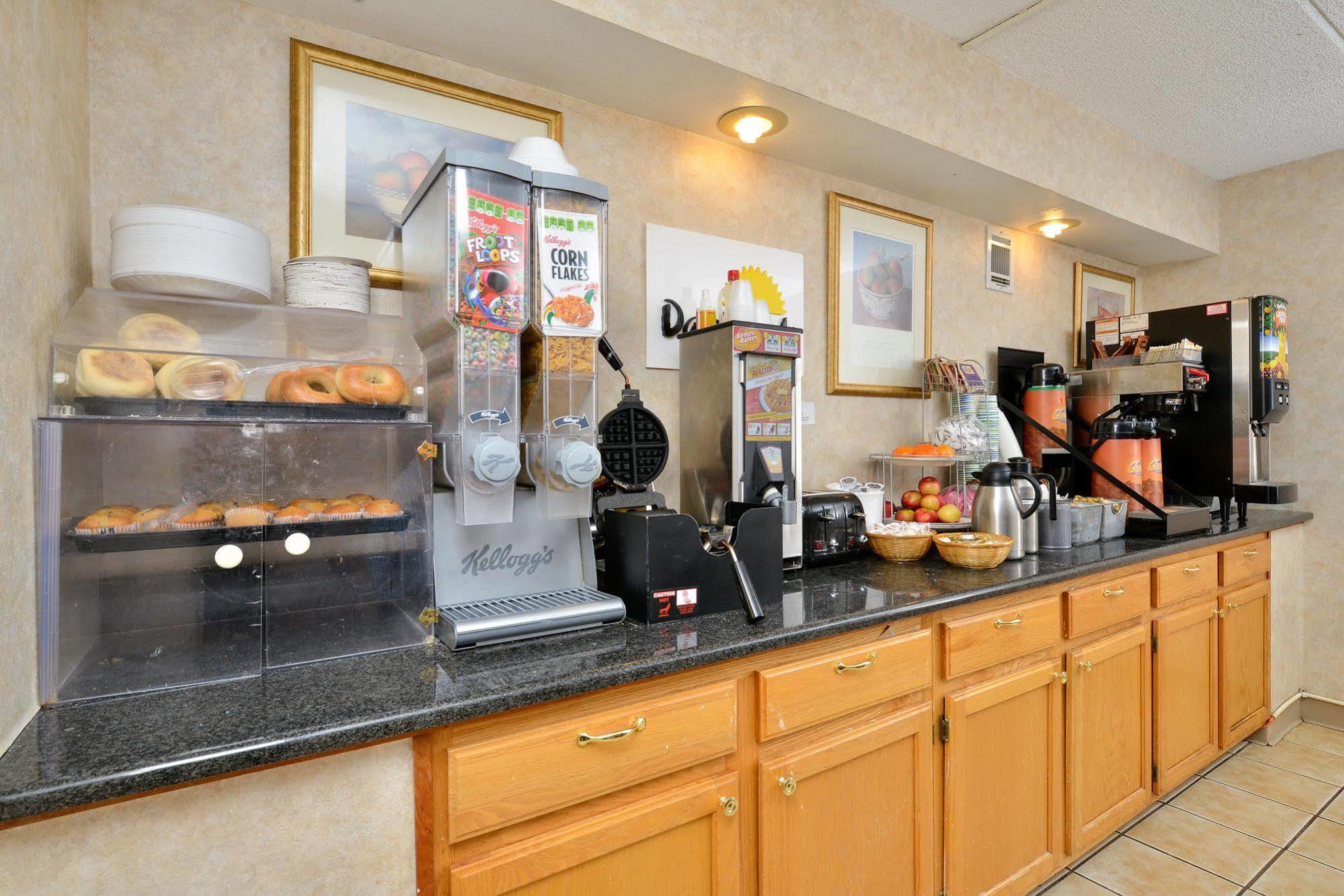 Days Inn By Wyndham Lenox Ma Esterno foto