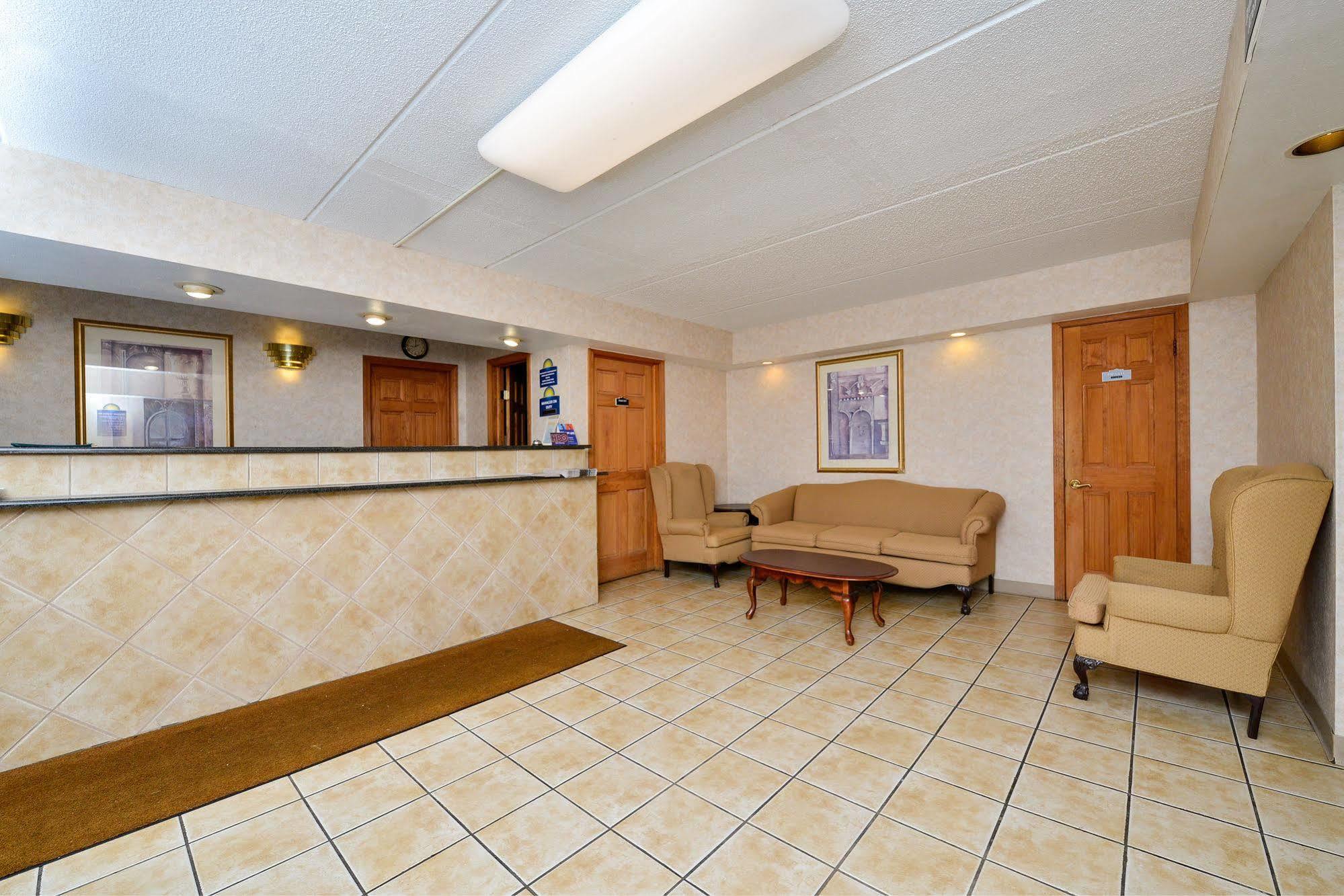 Days Inn By Wyndham Lenox Ma Esterno foto